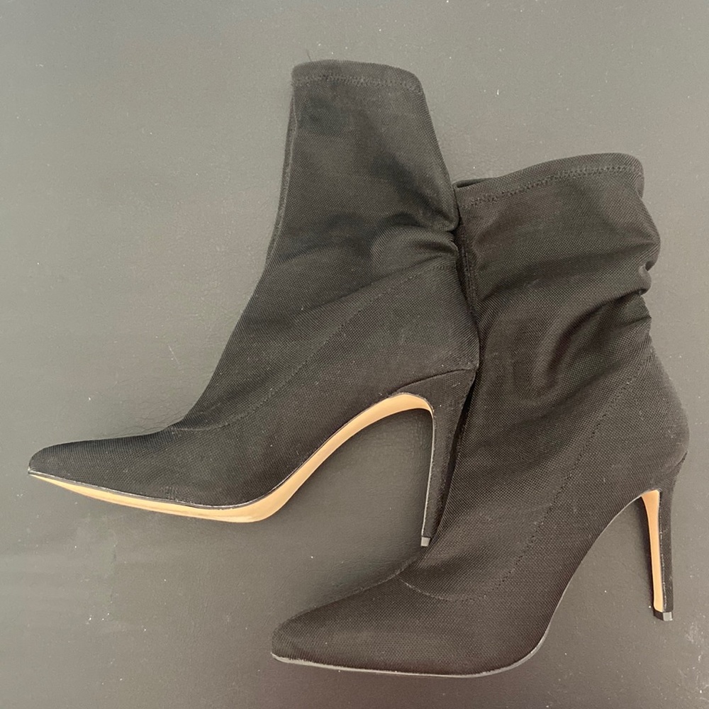 Free with any purchase NWOT Jewel Badgley Mischka ankle booties Black size 7 1/2
